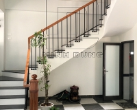 Thi công cầu thang sắt tay vịn gỗ tại Vinhomes Long Biên